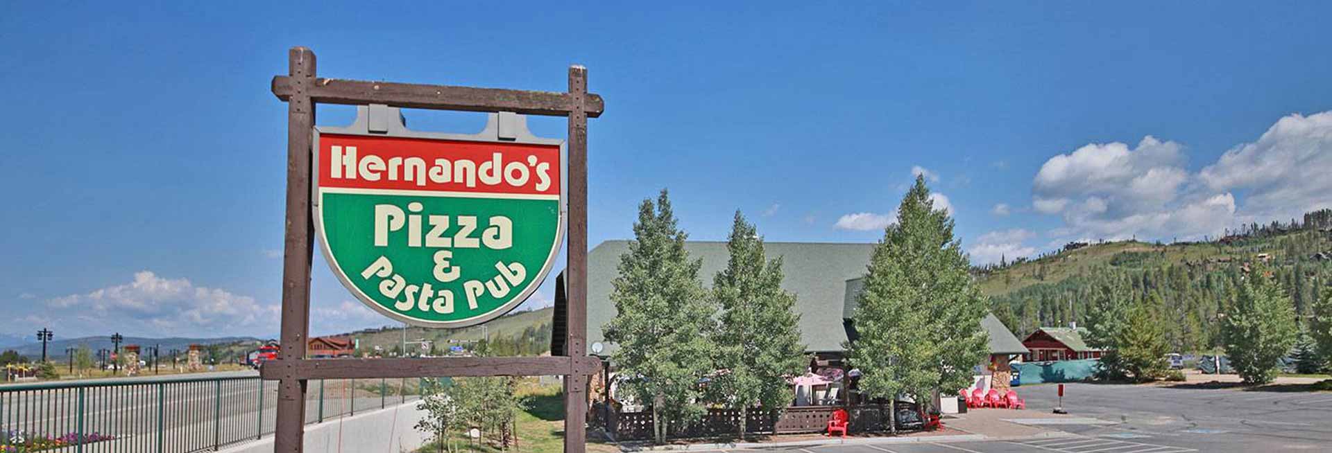 Hernando's Pizza & Pasta Pub sign and building exterior.