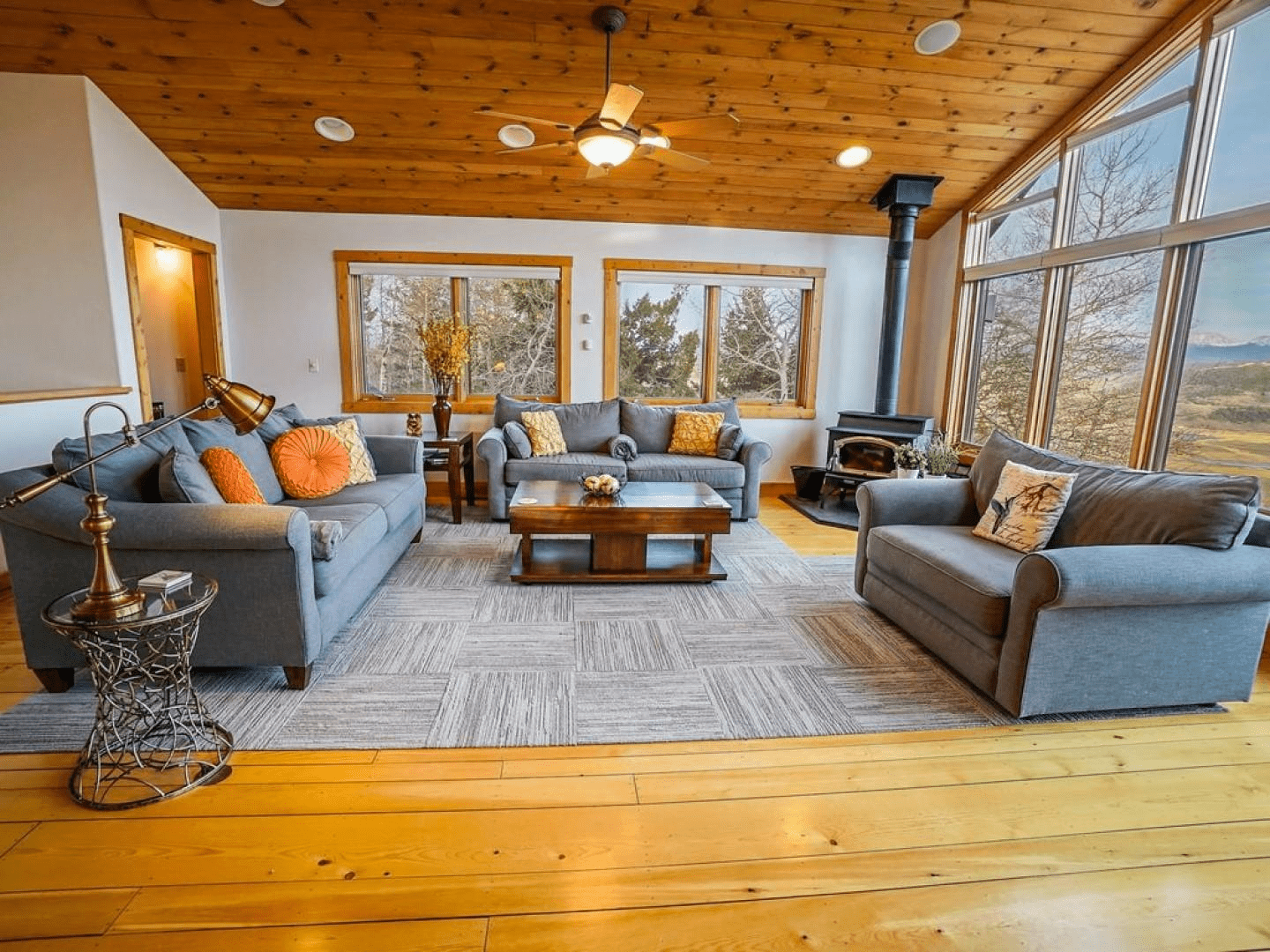 An interior view of the living room for Whispering Aspens from Resort Management Group Rocky Mountain cabins.